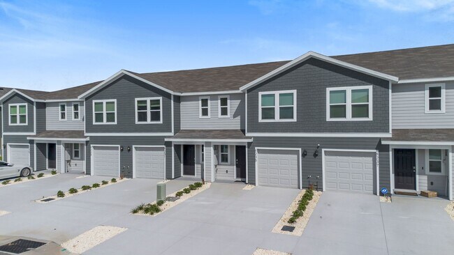 Primary Photo - Townhouse at Laurel Commons