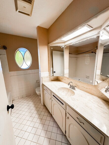 Building Photo - 1118 NW Becontree Dr