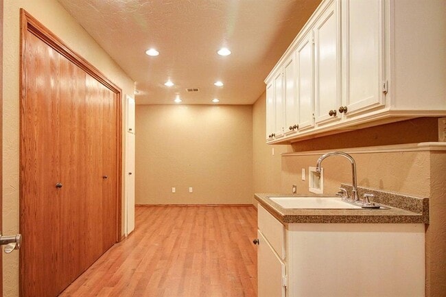 Building Photo - 805 Willow Ln