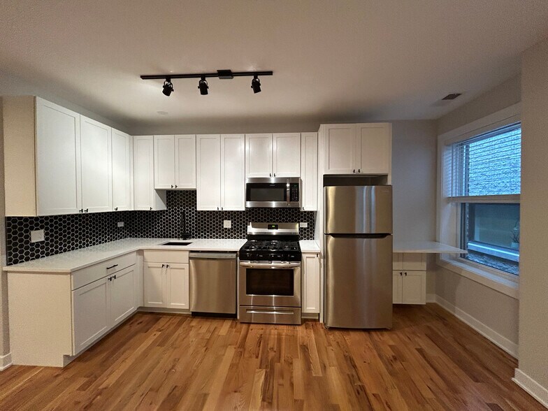 Building Photo - 648 W Wrightwood Ave
