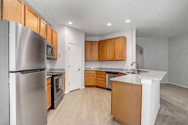 Building Photo - BEAUTIFUL TOWNHOUSE -COMMUNITY POOL-$500 OFF FIRST MONTH'S RENT!!