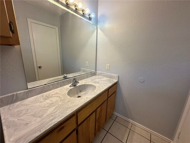 Building Photo - 2189 Spring Park Dr