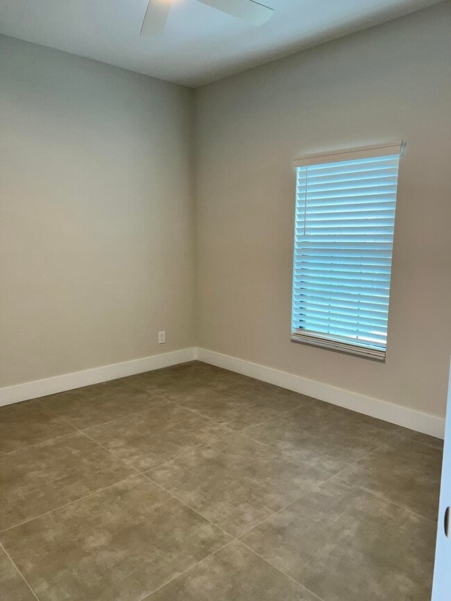 Building Photo - 2573 Gulfstream Rd