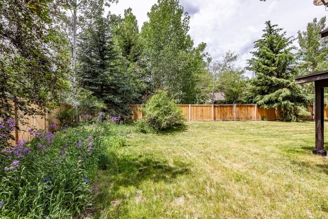 Building Photo - Tranquil Park Meadows Escape with Large Pr...