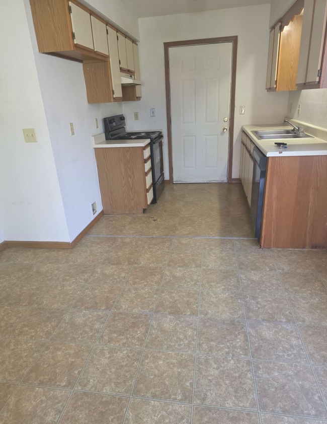 Building Photo - Great 3 Bed 2 Bath Duplex w/ attached 2 car garage!