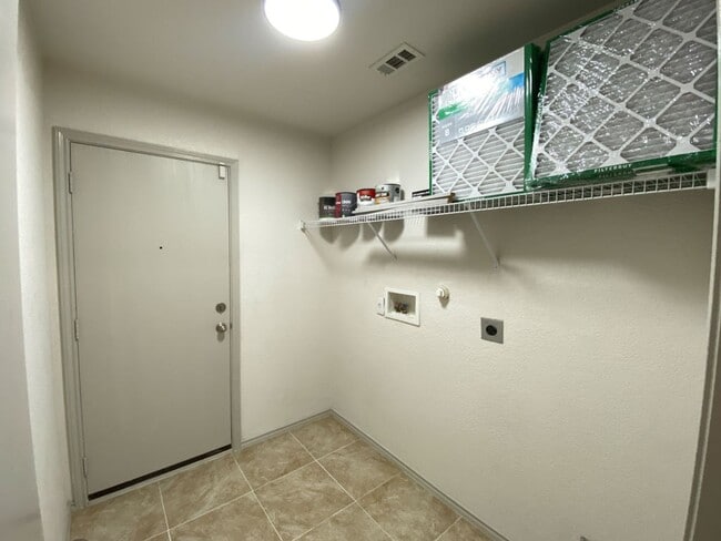 Building Photo - 1 STORY 3 BEDROOM WITH AN OFFICE AND 2 BATHROOM.