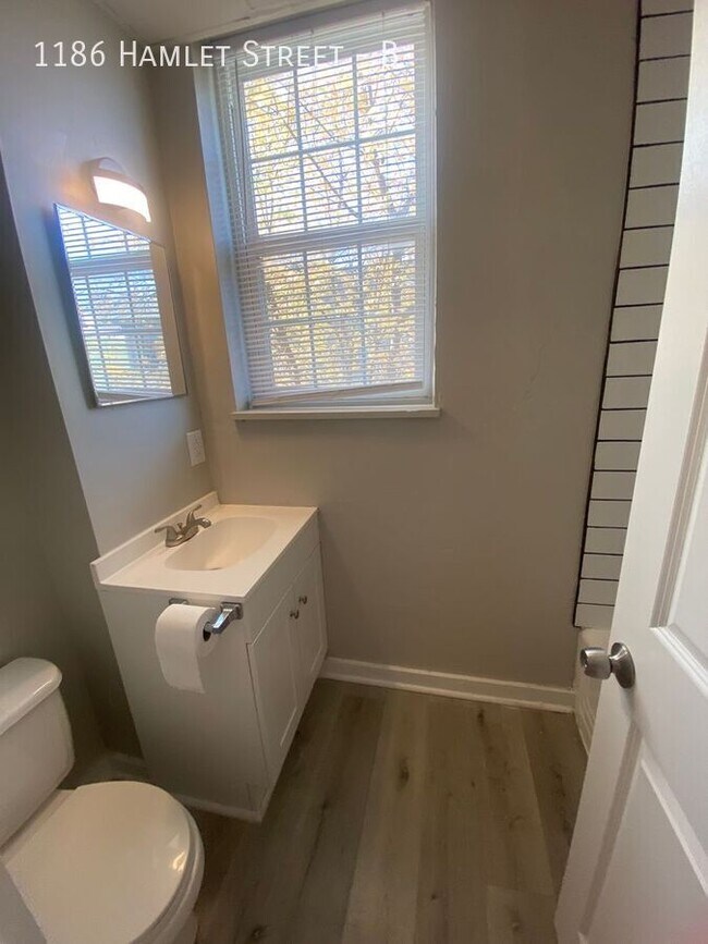 Building Photo - 1186 Hamlet St