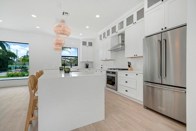 Building Photo - 1248 N Harbor Dr