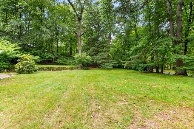 Building Photo - 18 Hemlock Dr