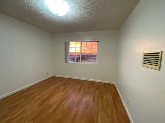 Building Photo - 262Price