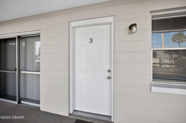 Building Photo - 2417 N Oleander Ave