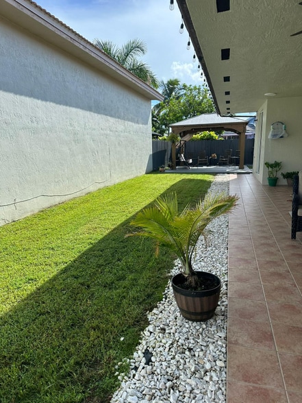 Building Photo - 16909 SW 141st Ct