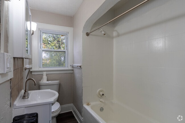 1BR,1BA - 700SF - Bathroom - 833 Brown St