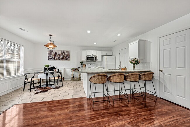 Building Photo - 864 Melmar Dr