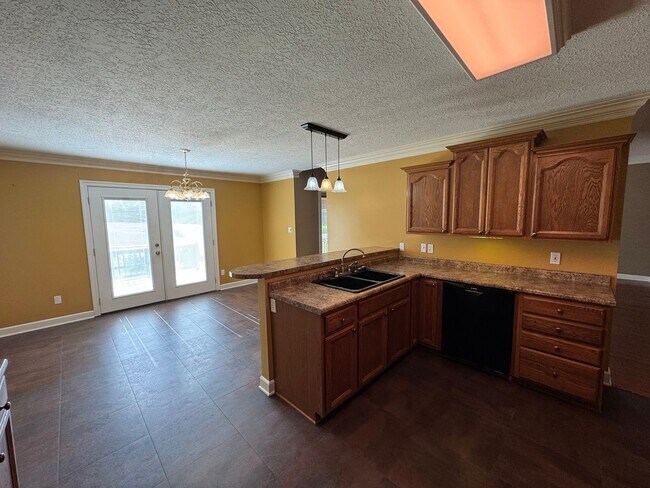 Building Photo - Steps from the Tee—Your Golf Course Home A...