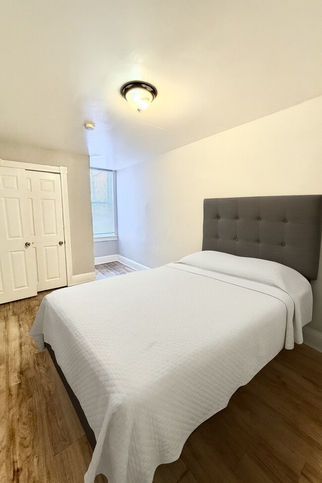 Building Photo - 426 N Salford St