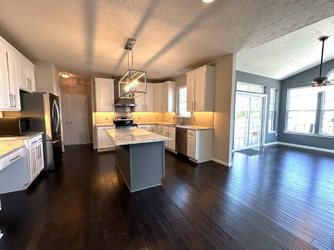 Building Photo - Gorgeous 6-Bedroom 3.5-Bath Colonial in Ma...