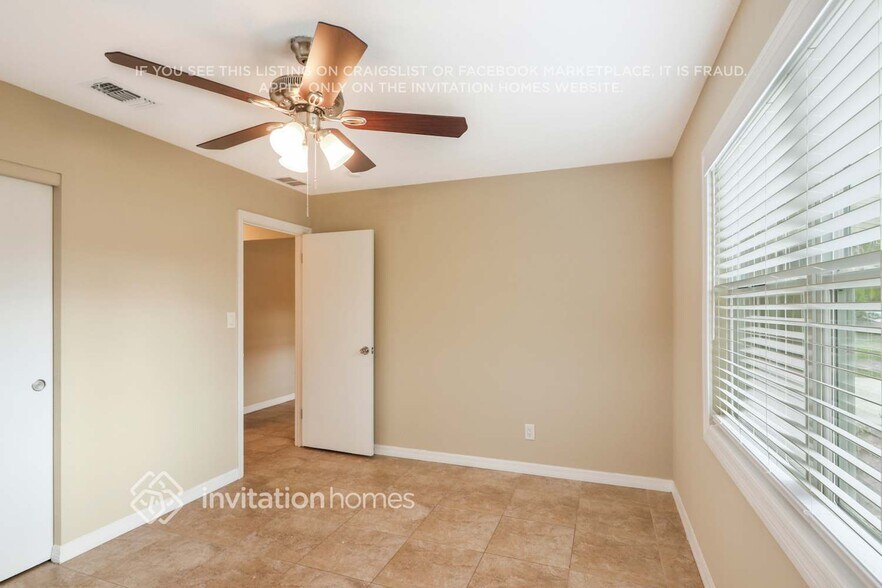 Building Photo - 215 Emerald Ln