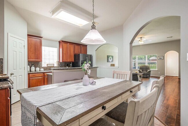 Building Photo - 12107 Lakewood Villa Dr