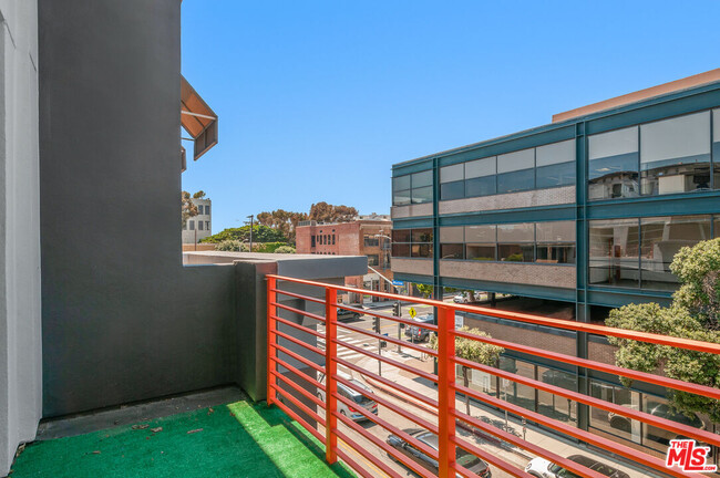 Building Photo - 212 Marine St