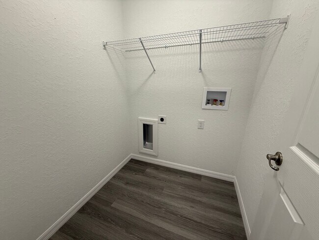 Building Photo - Great Price, Won't Last!!