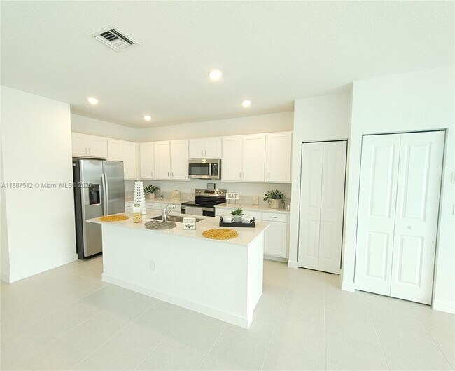 Building Photo - 400 SE Crossoak Ln