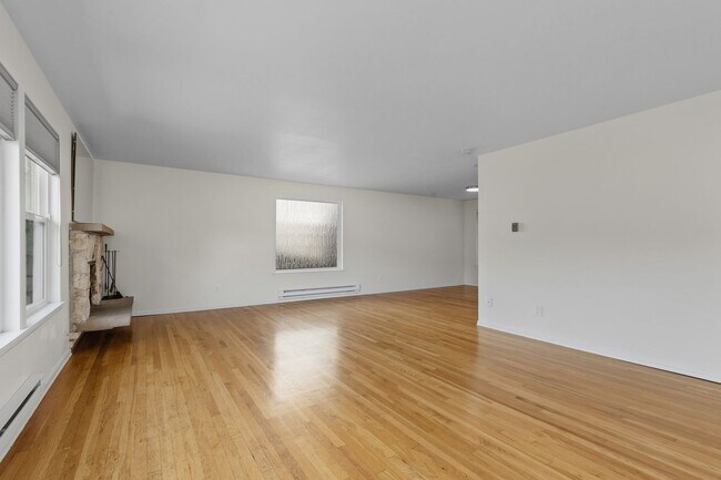 Building Photo - 3616 33rd Ave W