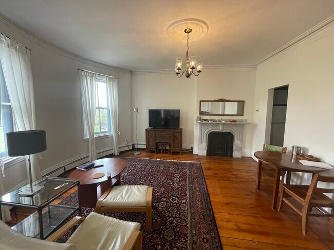 Building Photo - 811 E Broadway