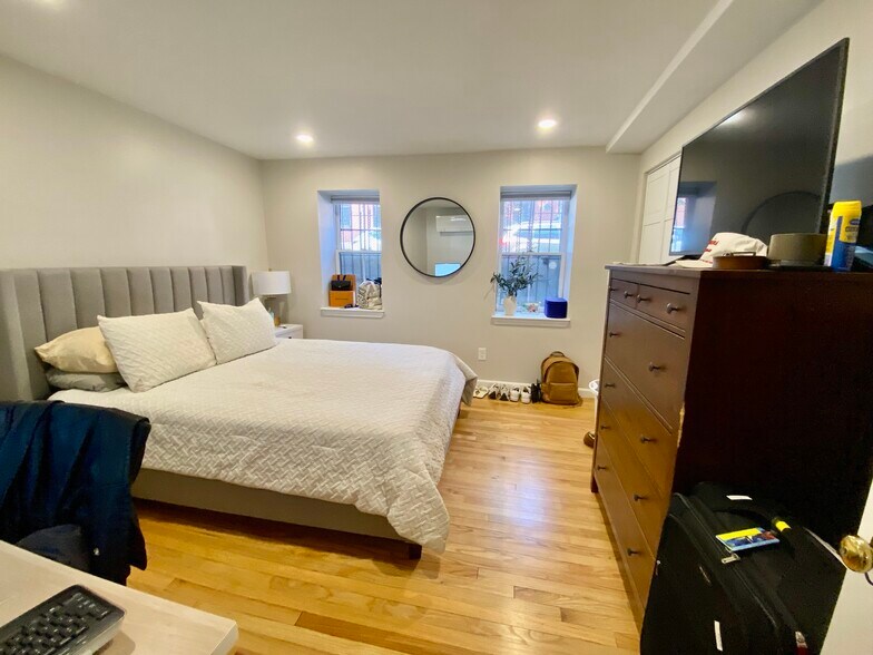 Building Photo - 15 Bond St