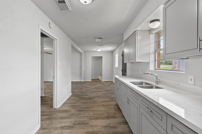 Building Photo - 815 Rugeley St