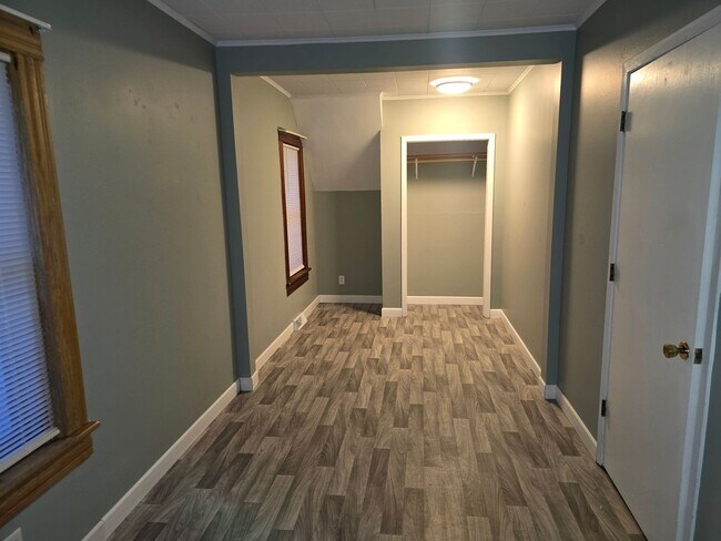 Building Photo - 406 N Bridge St