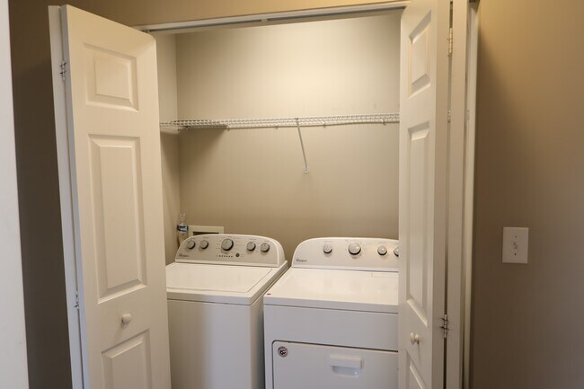 Building Photo - 1899 Lakecrest Dr