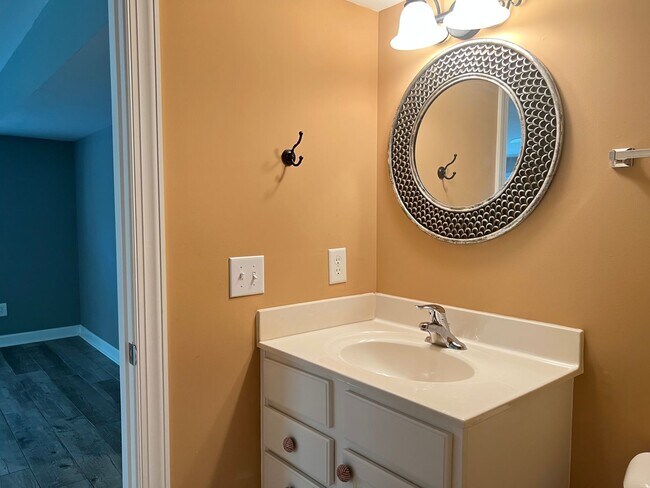 Building Photo - Spacious 3 Bed | 3.5 Bath End Unit Townhom...