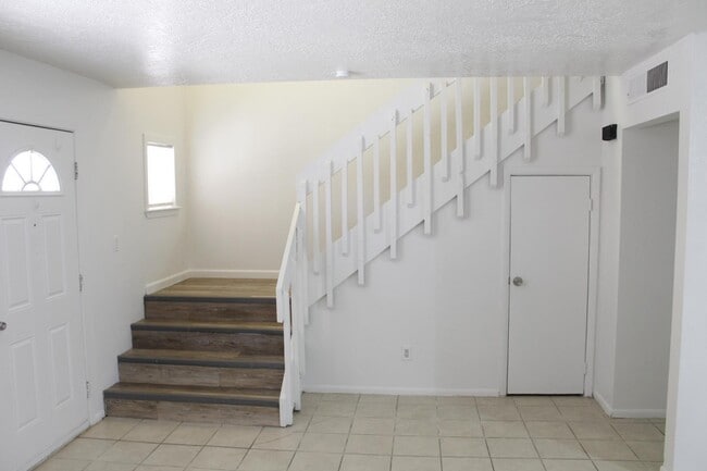 Building Photo - 3505 Lafayette Dr NE