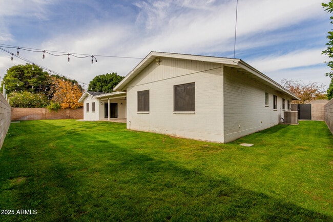 Building Photo - 5001 E Mitchell Dr