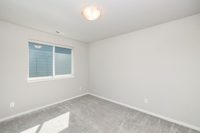 Building Photo - Modern home with 4 bed 2.5 bath available ...