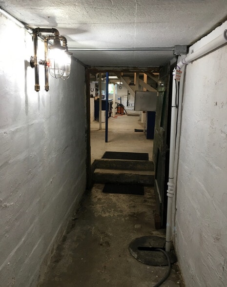 Tunnel part of underground railroad - 20986 US-6