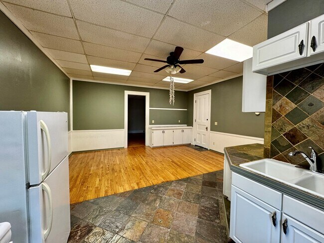 Building Photo - 11 Main St