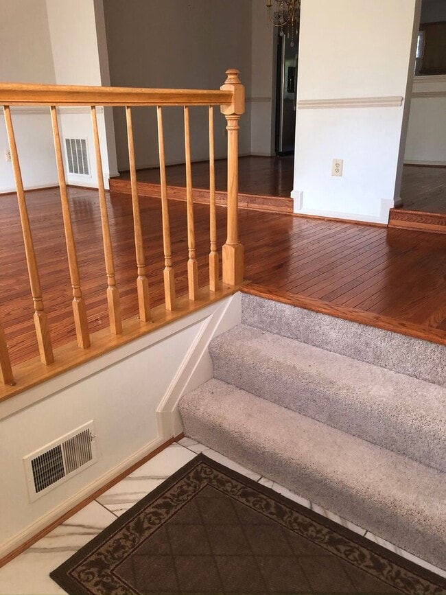 Building Photo - Spacious Townhome, Great Location!