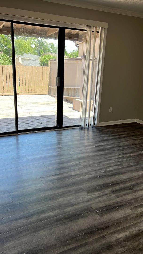 Building Photo - Beautifully updated town home