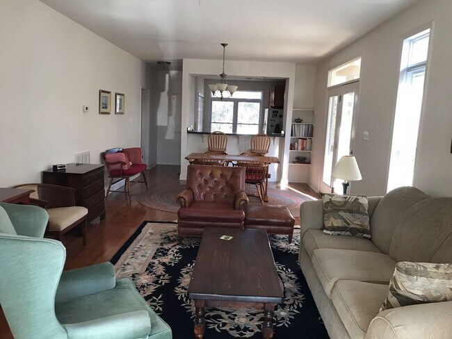 Building Photo - 3BR, 3Ba Villa in Pikes Place  1400 Sq Ft