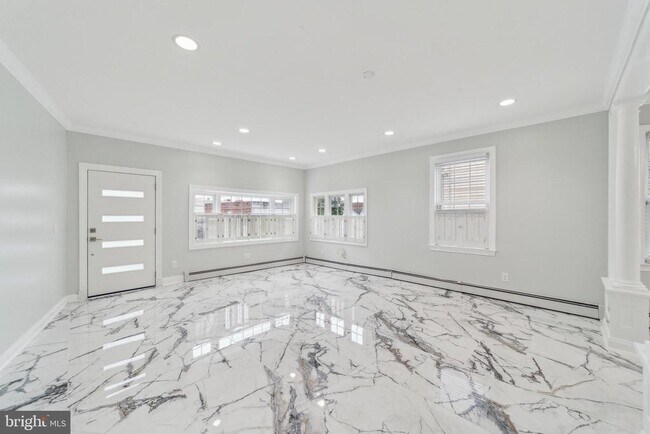 Building Photo - 23 E Elm St