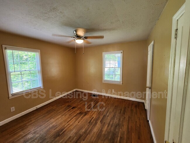 Building Photo - 427 Bernard Dr