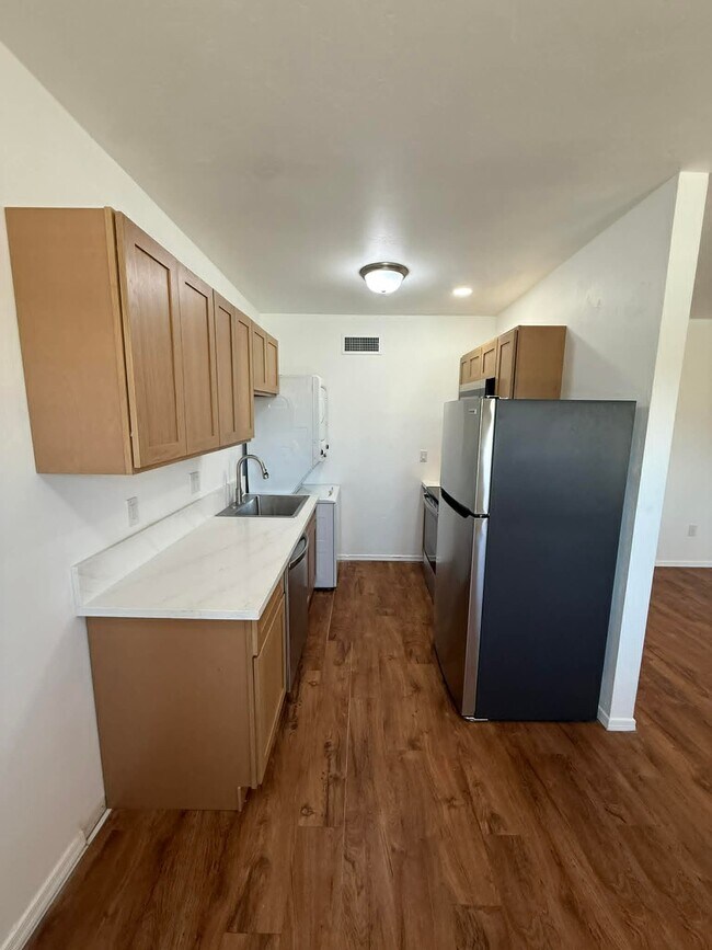 Building Photo - 1518 E Hedrick Dr