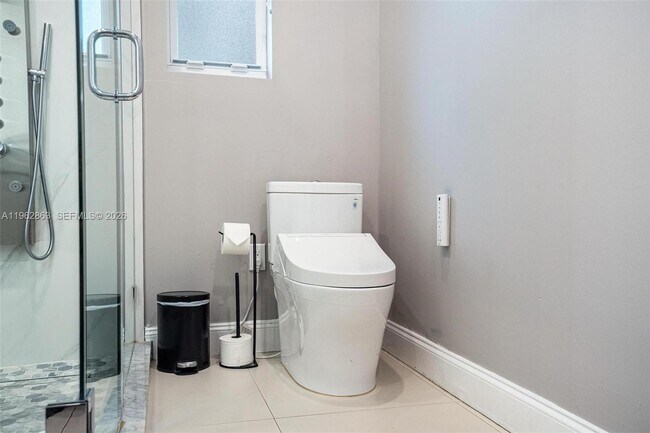 Building Photo - 1019 NE 115th St