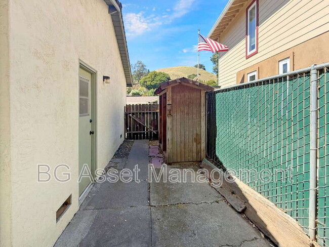 Building Photo - 2672 Doidge Ave