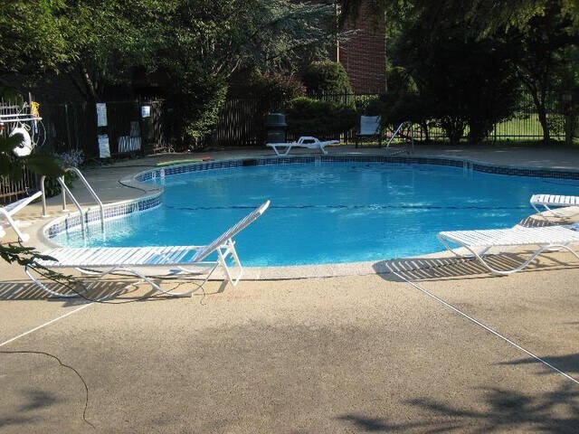 Building Photo - 140 Kenrick St