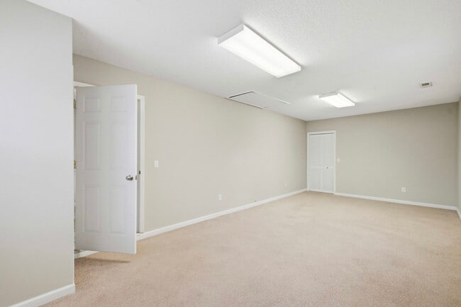 Building Photo - 1860 Piper Dr