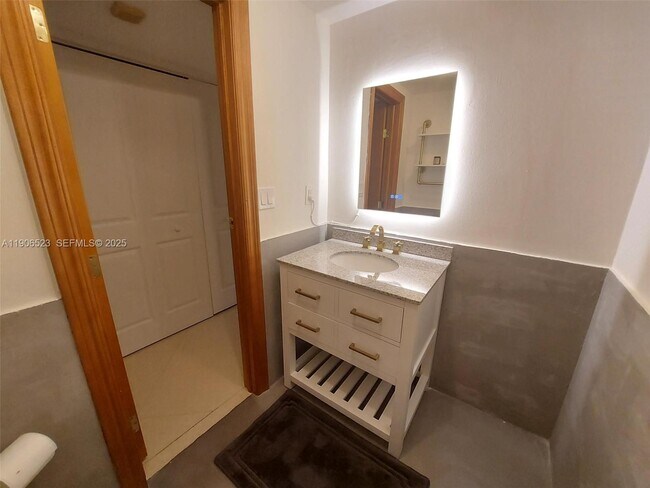 Building Photo - 3375 N Country Club Dr