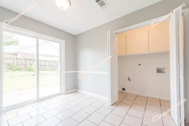 Building Photo - Updated 3BD/1.5BA Gem with Fireplace & Fen...